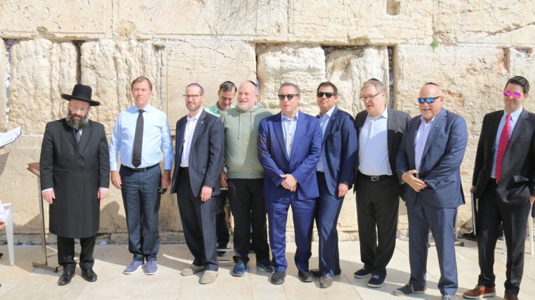 מושל קונטיקט מר נד למונט ופמלייתו הגיעו לביקור בכותל המערבי ותפילה מרגשת ברחבת הכותל