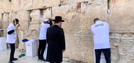 במעמד פינוי הפתקים המסורתי: תפילה לעילוי נשמת הנרצחים ולרפואת הפצועים