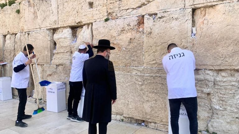 במעמד פינוי הפתקים המסורתי: תפילה לעילוי נשמת הנרצחים ולרפואת הפצועים