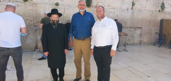 מושל אינדיאנה אריק הולקומב ורעייתו