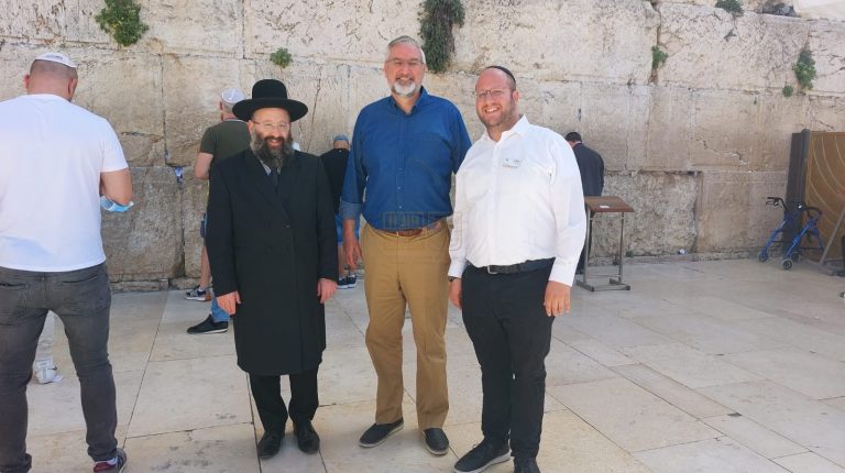 מושל אינדיאנה אריק הולקומב ורעייתו