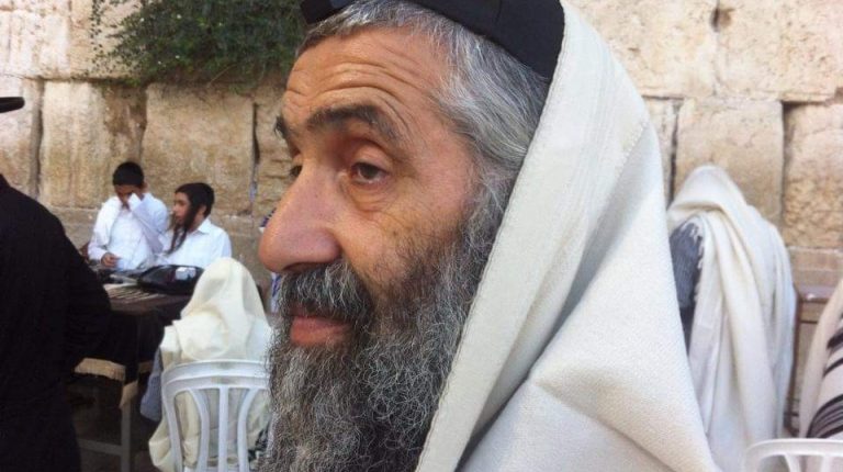 ברוך דיין האמת . הרב דוד כהן זצ"ל . הרב דוד זצ"ל היה מגיע כל יום סביבות השעה 04.00 לפנות בוקר לכותל המערבי, בגשם, בשלג ובחום הכבד.הוא היה קורא את כל ספר התהילים בכל יום בכותל המערבי .אהב את המקום והיה מחובר אליו בכל יום גם בשבתות וחגים היה תמיד מגיע לכותל .