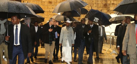 הנשיא התעניין בדבר ההיסטוריה של המקום ועל ההיסטוריה של עם ישראל , ולאחר מכן חתם בספר האורחים והוענק לו אלבום תמונות המספר את סיפורו של הכותל המערבי בשם רב הכותל המערבי והמקומות הקדושים.