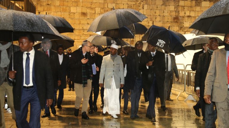 הנשיא התעניין בדבר ההיסטוריה של המקום ועל ההיסטוריה של עם ישראל , ולאחר מכן חתם בספר האורחים והוענק לו אלבום תמונות המספר את סיפורו של הכותל המערבי בשם רב הכותל המערבי והמקומות הקדושים.