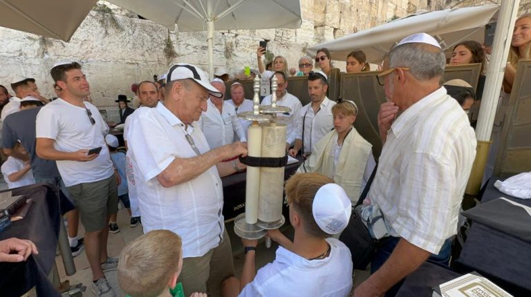 מר רון חולדאי בחגיגית בר מצוה לנכדו