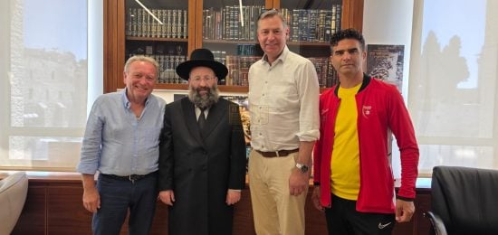 חבר הפרלמנט הגרמני סטפן מאייר הגיע לתפילה בכותל המערבי במהלך ביקורו בישראל, הביע תמיכה בעם היהודי ואיחל לישראל ולכל האזור לכידות פנימית, שלום וביטחון.