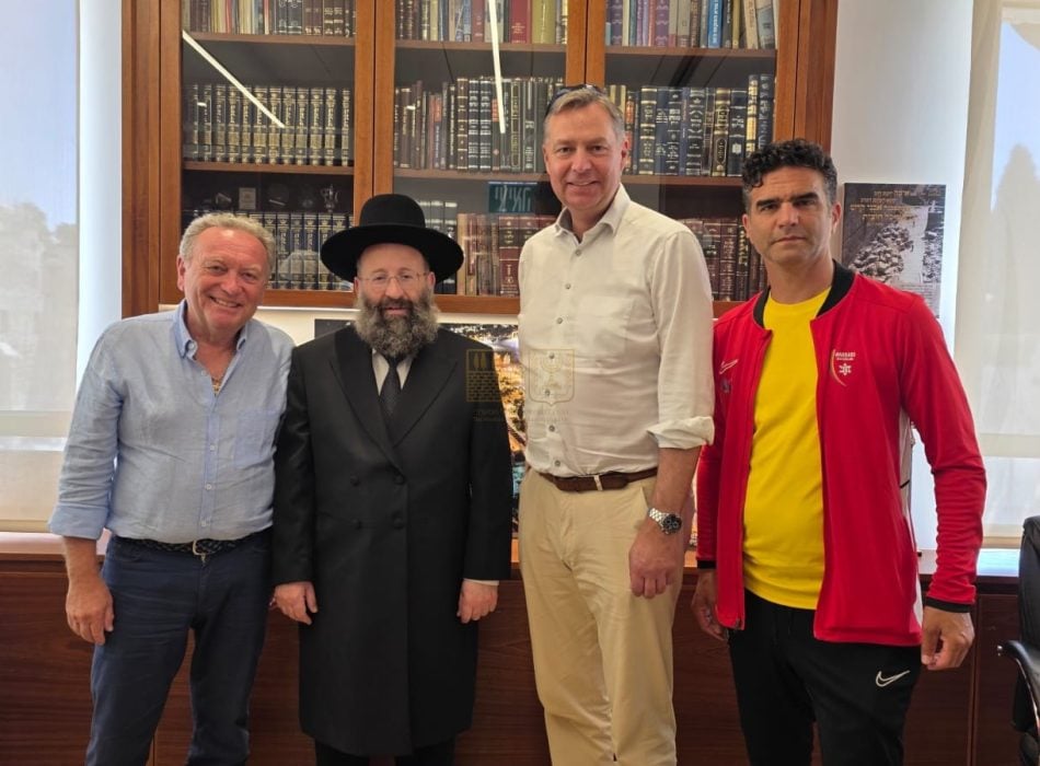 חבר הפרלמנט הגרמני סטפן מאייר הגיע לתפילה בכותל המערבי במהלך ביקורו בישראל, הביע תמיכה בעם היהודי ואיחל לישראל ולכל האזור לכידות פנימית, שלום וביטחון.