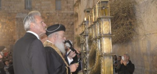 הדלקת נר שני של חנוכה בכותל המערבי