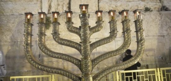 הדלקת נר שמיני של חנוכה בכותל המערבי