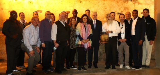 מושלת מישיגן בביקור בכותל המערבי ובמנהרות הכותל