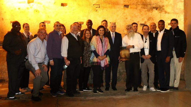מושלת מישיגן בביקור בכותל המערבי ובמנהרות הכותל