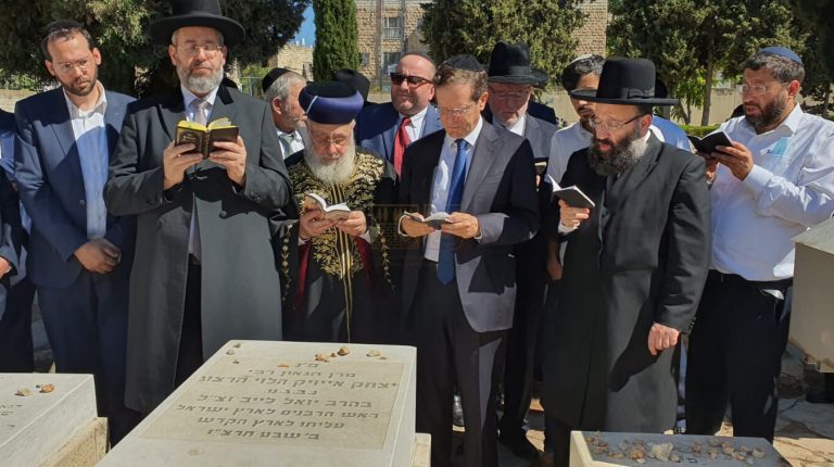 קבר הרב יצחק אייזיק הלוי הרצוג