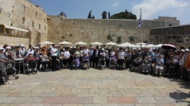 בר ובת מצוה לניצולי שואה עם עזר מציון