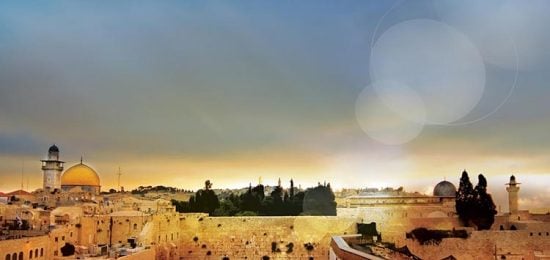 תיאורתחומיהאחריותשלהקרןלמורשתהכותלהמערבי(להלן–"הקרן"או"העמותה")שבאחריותמשרדראשהממשלה,נוסדהבחודשאוקטובר.הקרןהוקמהלצורךביצועעבודותפיתוח,שימורואחזקהשלהכותלהמערבי,ניהולהחפירותבמנהרותהכותל,פיתוחותשתית,תצוגהשלתערוכותוהוצאתפרסומיםבקשרלכותל.מטרתהשלהקרןהיאלהפוךאתהכותלהמערבי–שרידביתמקדשנו,לאבןשואבתלהמוניביתישראל,מתוךרצוןלהעמיקולהעציםאתהקשראליו.מידלאחרמלחמתששתהימיםהתחילמשרדהדתותאתמבצעחשיפתהכותלהמערבימבצעחפירהמסובךבונחפרהכותלמתחתלשכונותהמגוריםשנבנתהבצמודלו.שנהנחפרההמנהרהבקשייםגדוליםתוךחשיפהשלממצאיםארכיאולוגייםשרקהמילה"מדהימים"יאהלהם.עלהקרןלמורשתהכותלהוטללהמשיךבמבצעולהוציאולאורהעולם.בשיקולדעתוזהירותתוךהתחשבותבמכלולהיבטיםושיקוליםדתיים,תיירותיים,ארכיאולוגיים,ביטחונייםועוד,ובפיקוחהלכתיומדעיהמשיכההקרןבמלאכתהחשיפה,סנטימטראחרסנטימטר,כדילגלותאתירושליםבימיתפארתה.נחשפושכיותחמדה ממצאיםארכיאולוגייםחשוביםביותרלהבנתההיסטוריהשלהעיר.ונוצרה"מנהרתזמן"תרתימשמעאלימיהפארשלירושלים.פתיחתהמנהרותלקהלהרחבהצריכההתמודדותעםפתרונותהנדסייםובטיחותייםמורכביםחלקםייחודיים:טיפולבשפכים,הכשרתמסלוליהליכה,תעבורתנכים,מיזוג,שילוט,תאורה,יצירתעזריהדרכה,הכשרתמדריכים,מערכתהזמנותותחזוקהשוטפת.היוםפועלהאתר"מנהרותהכותל"כמרכזתיירותמשוכלל,ועובריםבומאותאנשיםמידייום,ובסךהכולמאזפתיחתועברובולמעלהמארבעהמיליוןמבקרים.ולמעשהמדוברבאתרהתיירותהמדהיםביותרבירושלים,אוליבישראלכולה.במקביללהסדרתהביקורבמנהרותהכותל,המשיכההקרןגםבפיתוחרחבתהכותלהמערבי.ריצוףהרחבהוהרחבתאזורהתפילה,מערךשירותים,הסדרתכיכרלתחבורההציבוריתוהכשרתחנייה,שילוטותאורה,שיפורמערךהביטחון,גדרותביטחון,בנייתביתנישמירה,הקמתפתחימילוטמהרחבה,מערכתתקשורתועוד.כלזאתבתאוםעםהמשרדיםהשוניםהנוגעיםבדבר:משרדהתיירות,המשרדלביטחוןפנים,משרדהתחבורה,עיריתירושליםועוד.בנוסףלאמורלעילבהיבטהחינוכימקיימתהקרןטקסיוסיוריבר/בתמצווהלמגזריםשונים,מעודדתביקוריחיילים,תיירים,תלמידים,משפחותועוד.הקרןהעמידהלרשותהמבקריםאתמדריכיה.לאחרונהעסוקההקרןבבנייתביתמורשתהקרןמרכזמבקרים,מרכזחינוכיומרכזמידעוכלאלויהוויחדמעיןקריתחינוךשתטמיעבמבקריםאתמורשתהכותלהמערבי.