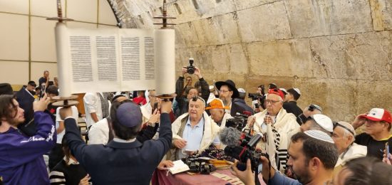 בהתרגשות רבה זכינו לארח בכותל המערבי את ניצולי וניצולות השואה (4)