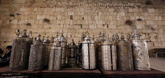 במעמד מרגש ומרומם משפחות החטופים כתבות עשרות ספרי תורה בכותל המערבי (1)