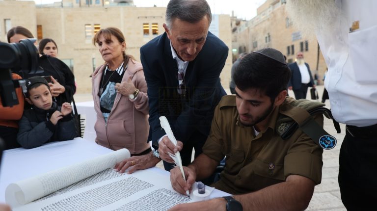 במעמד מרגש ומרומם משפחות החטופים כתבות עשרות ספרי תורה בכותל המערבי (9)