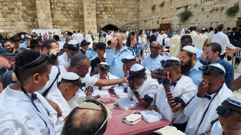 בר מצווה בכותל בשיתוף המשטרה לילדים מהקהילה האתיופית2