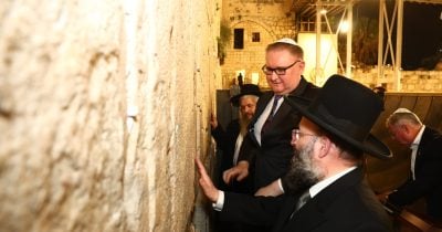 בתפילה לסיום המלחמה באוקראינה סגן ראש ממשלת אוקראינה בביקור מרגש בכותל המערבי (2)