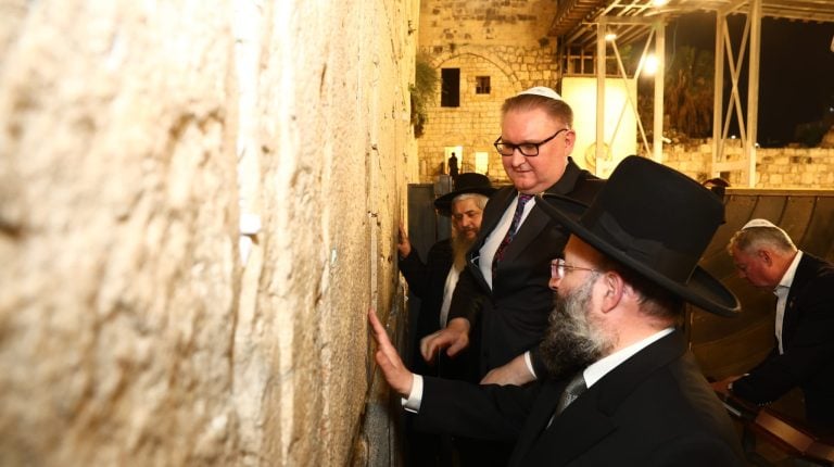 בתפילה לסיום המלחמה באוקראינה סגן ראש ממשלת אוקראינה בביקור מרגש בכותל המערבי (2)