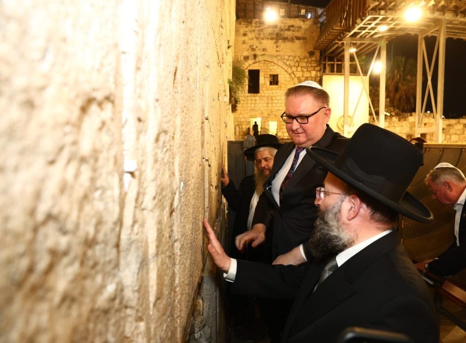 בתפילה לסיום המלחמה באוקראינה סגן ראש ממשלת אוקראינה בביקור מרגש בכותל המערבי (2)