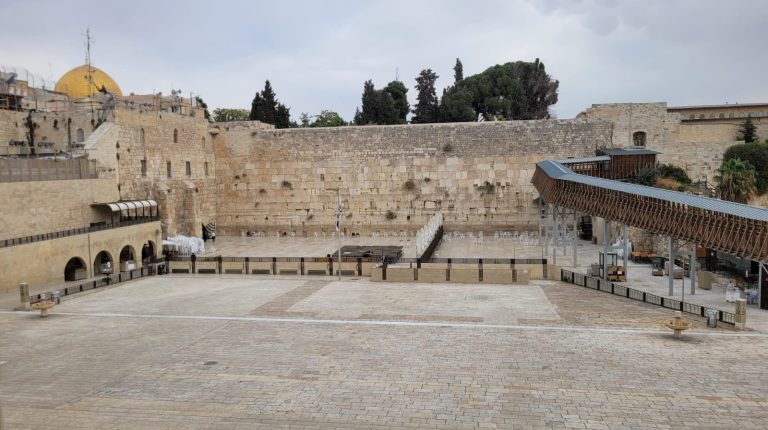 המתפללים שנכח ברחבת הכותל התפנה למרחבים המוגנים