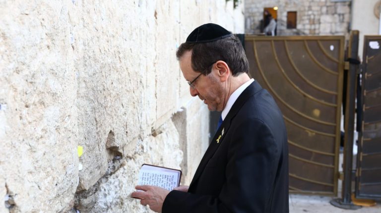 הנשיא ורעיתו התפללו לשובם של החטופים