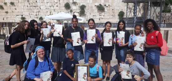 ילדי כיתה ז מאולפנית יבנה,  ביום סיור חווייתי לרגל שנת הבר/בת מצווה ששיאו הגעה אל הכותל המערבי