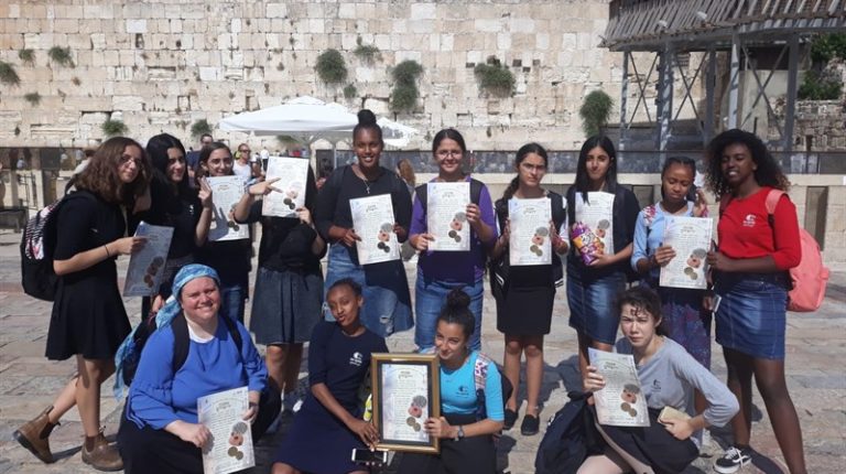 ילדי כיתה ז מאולפנית יבנה,  ביום סיור חווייתי לרגל שנת הבר/בת מצווה ששיאו הגעה אל הכותל המערבי
