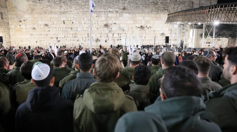 חיילי המילואים שיצאו מעזה בתפילת 'הגומל' (3)