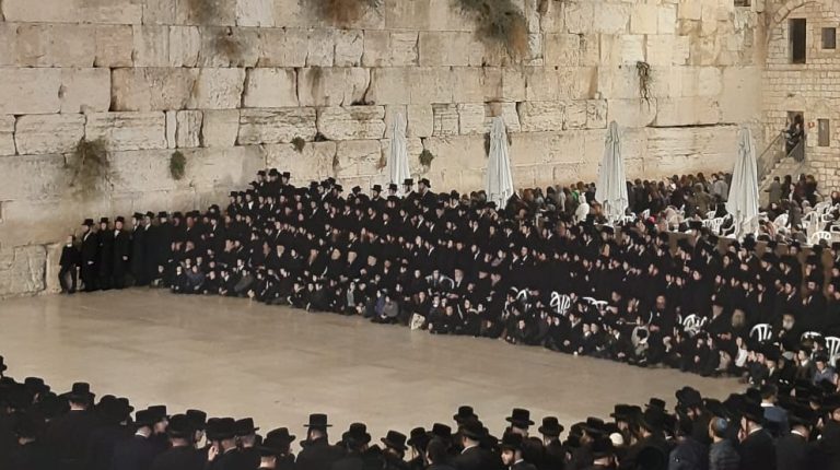 חסידות ויז'ניץ אמש בכותל המערבי