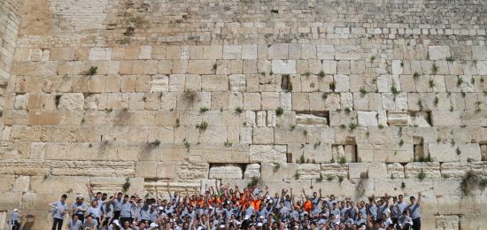 ילדי אל הלב ברגע נוגע ללב בכותל (3)