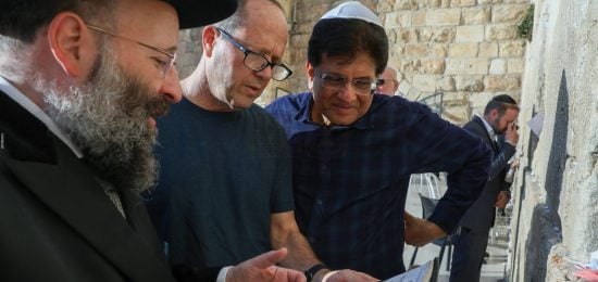 לראשונה מאז כניסתו לתפקיד שר הכלכלה של הודו בביקור מרגש בכותל המערבי (2)