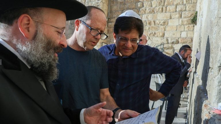 לראשונה מאז כניסתו לתפקיד שר הכלכלה של הודו בביקור מרגש בכותל המערבי (2)
