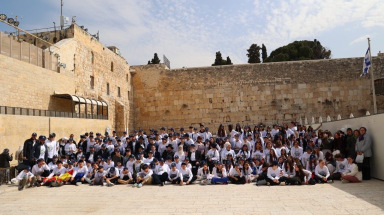 מסע של פעם בחיים 200 נערים ונערות מאירופה חגגו בר ובת מצווה מרגשת בכותל! (1)