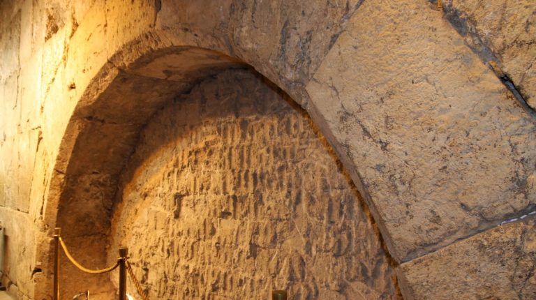 החלק העליון של שער וורן - החיבור עם התקרה בבית כנסת הרב גץ