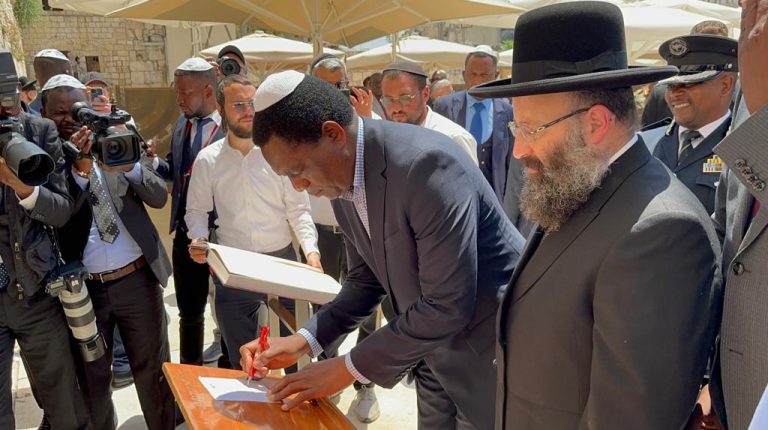 נשיא זמביה מר הקאינדה היצ׳ילאמה (3)