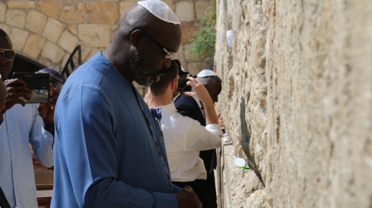 נשיא ליבריה מר ג'ורג' וואה בכותל המערבי2
