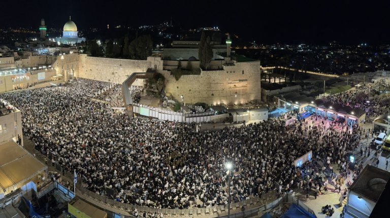 סליחות בכותל ממעוף הציפור