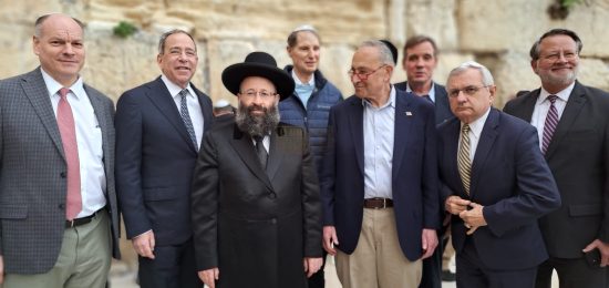 סנטור צאק שומר בביקור בכותל
