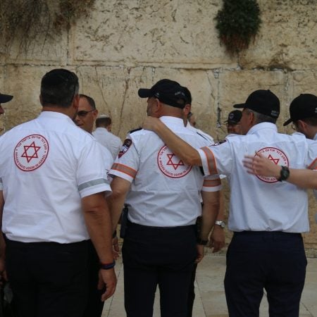 פארמדיקים מרחבי ארהב שהגיעו לישראל לעזור למדא ולקחת חלק בסיוע בצל מלחמת חרבות ברזל (1)