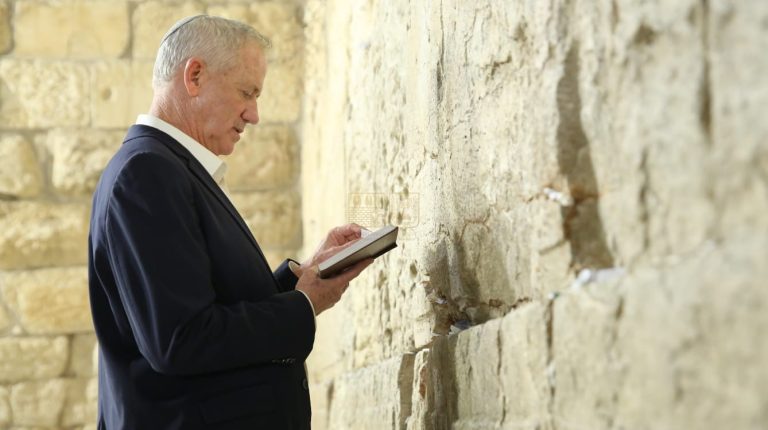 שר הביטחון בני גנץ בתפילה בכותל המערבי