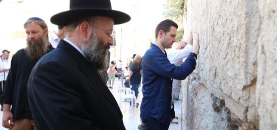 שר החוץ של צפון מקדוניה בביקורו בכותל המערבי משמעותה של ירושלים עבור הציוויליזציה העולמית היא בעלת חשיבות עצומה (2)